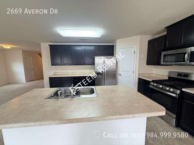 Building Photo - 2669 Averon Dr