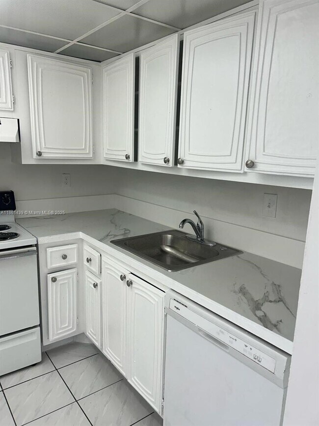 Building Photo - 498 NW 165th St