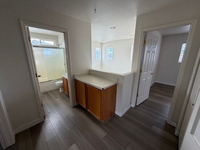 Building Photo - 3 Bedroom 2.5 Bathroom Home in Northwest Reno!