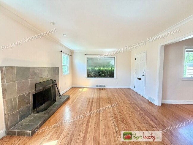 Building Photo - 2130 Montvale Pl W