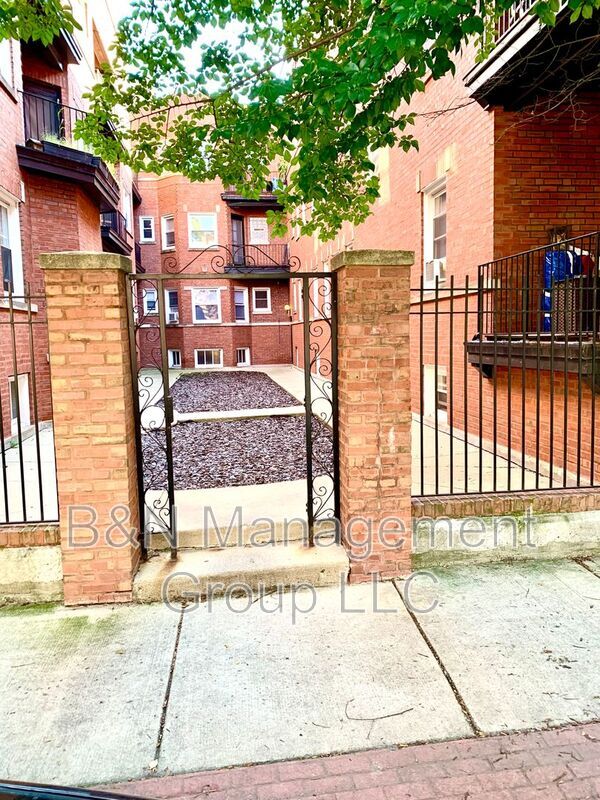 Building Photo - 1059 W Dakin St