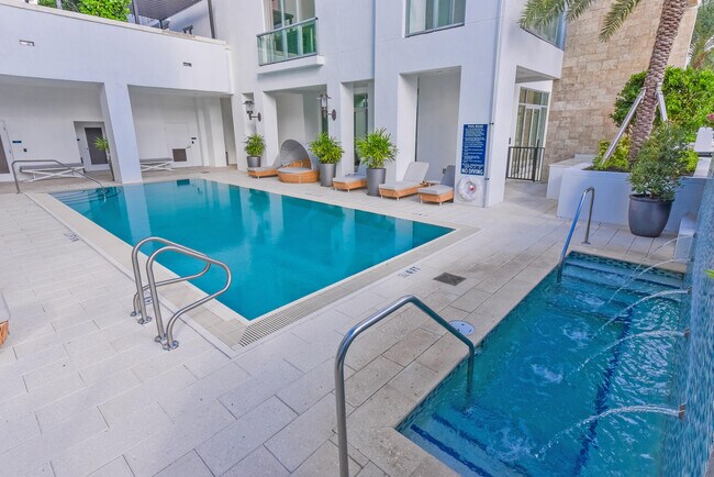 Building Photo - 485 E Royal Palm Rd