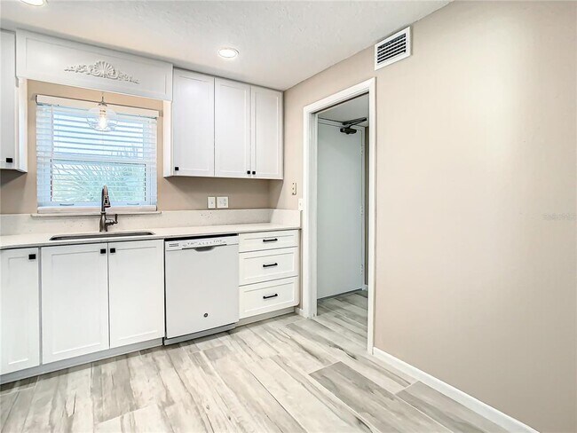 Building Photo - 4575 Cove Cir