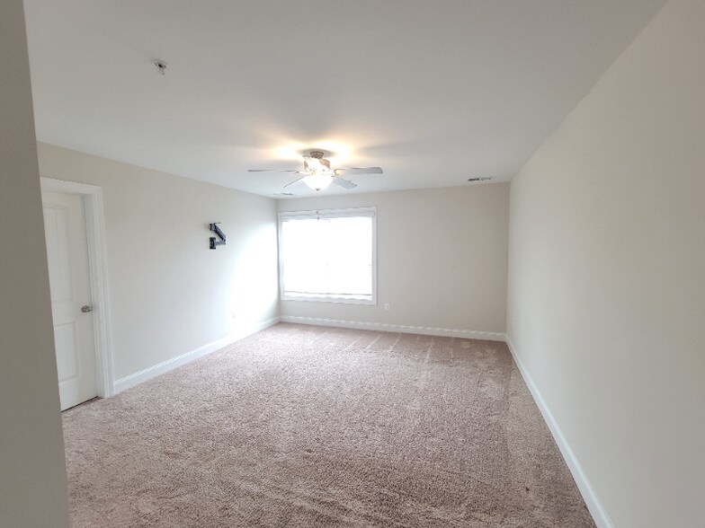 Building Photo - 10054 Roulette Dr