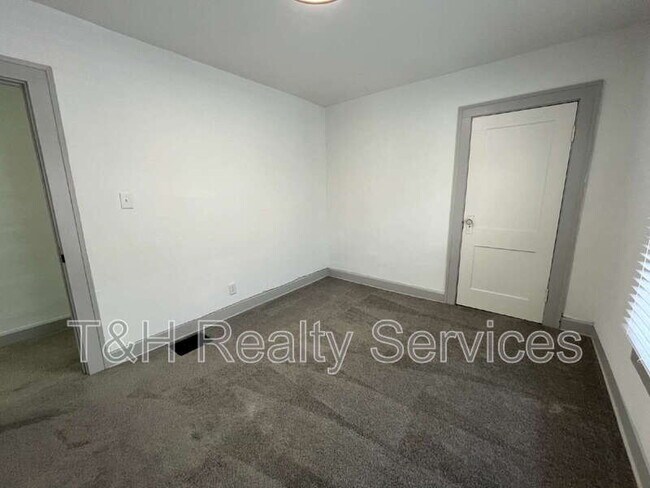 Building Photo - 2935 Ruckle St