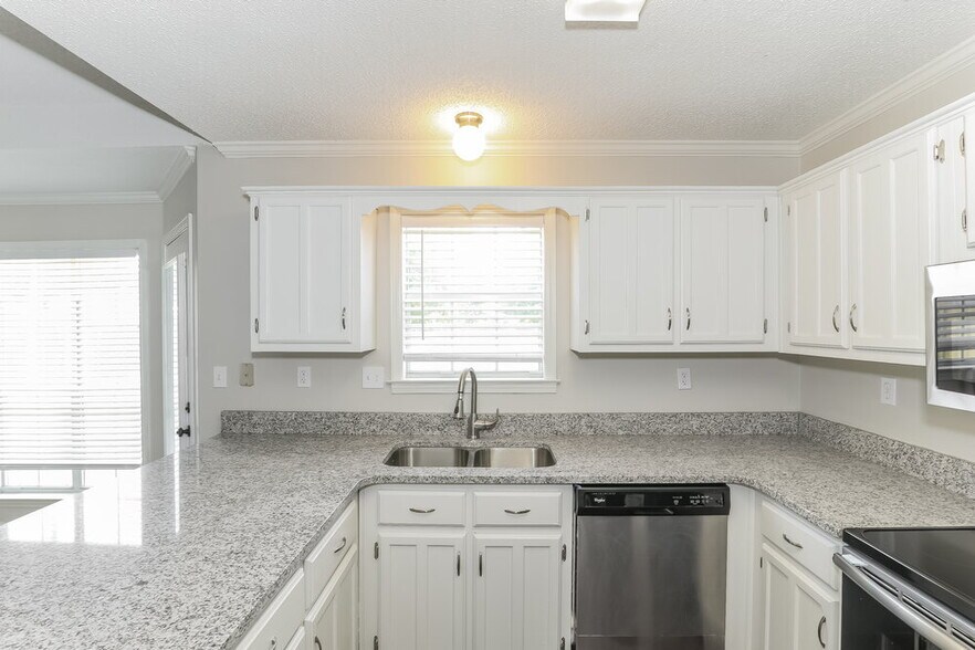 Building Photo - 7780 Meadow Vale Dr