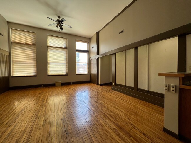 Building Photo - Executive DOWNTOWN Loft -- 1 bed, 1.5 bath, 1700 sqft!