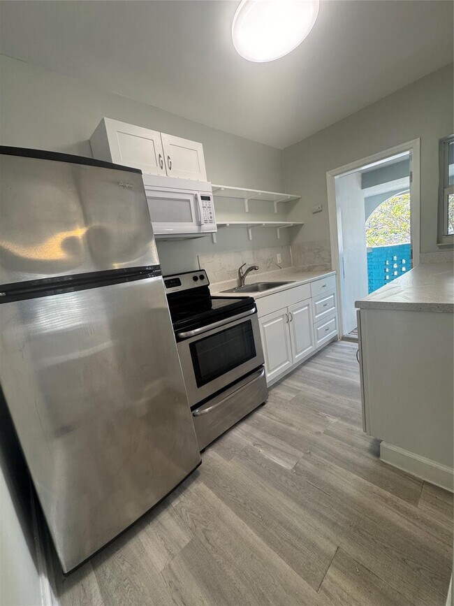 Building Photo - 828 NE 17th Ave