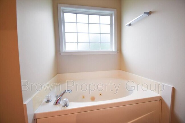 Building Photo - 2812 Bolla Dr