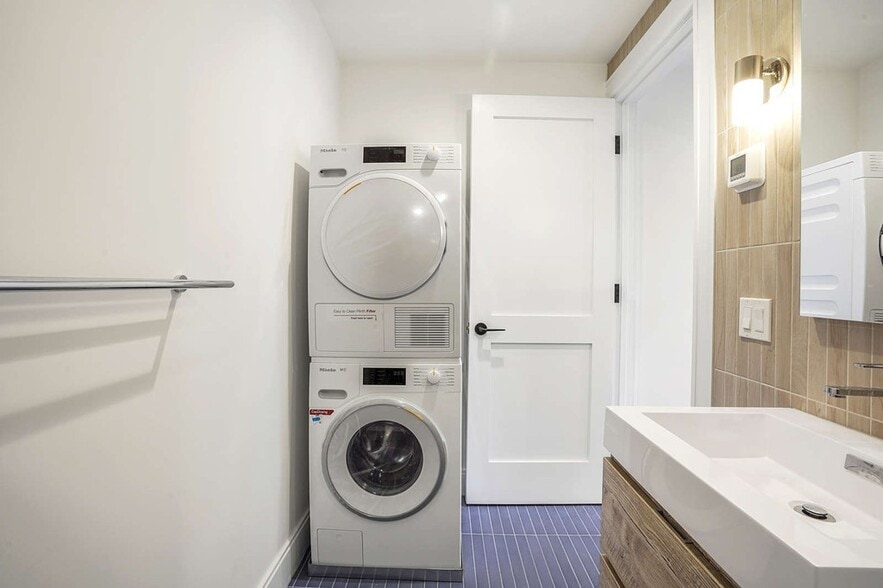 Building Photo - 49 Beacon St