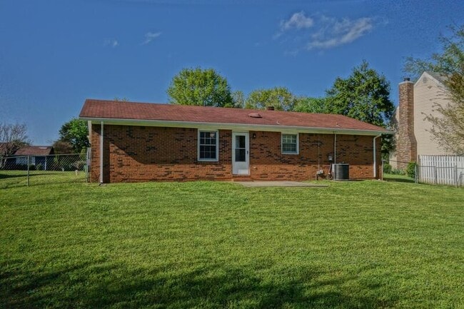 Building Photo - 2217 Villaret Dr SW