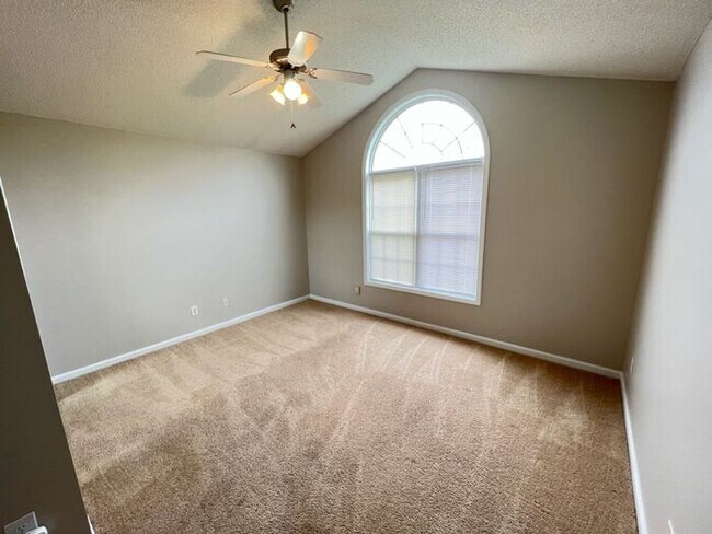 Building Photo - Large 3 bedroom home near downtown Raleigh!