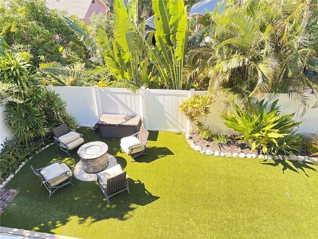 Building Photo - 324 Julia Pl