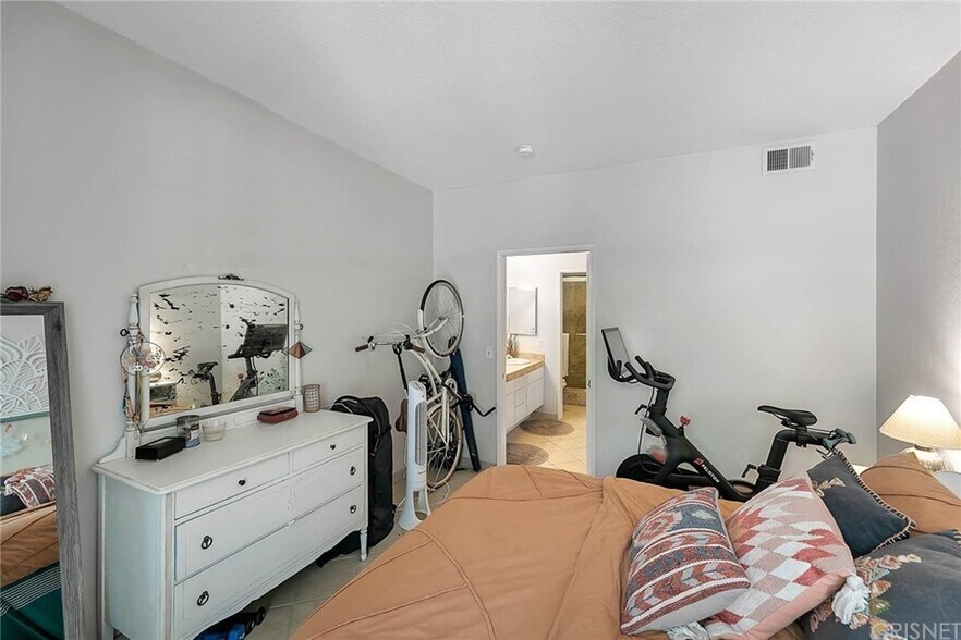 Building Photo - 24105 Del Monte Dr