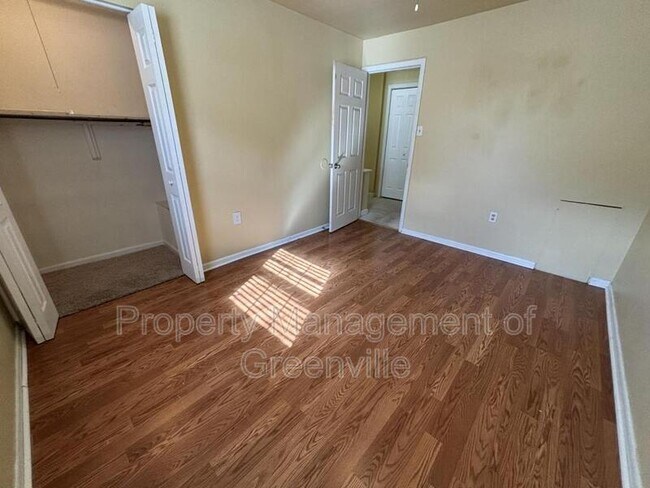 Building Photo - 2530 E North St