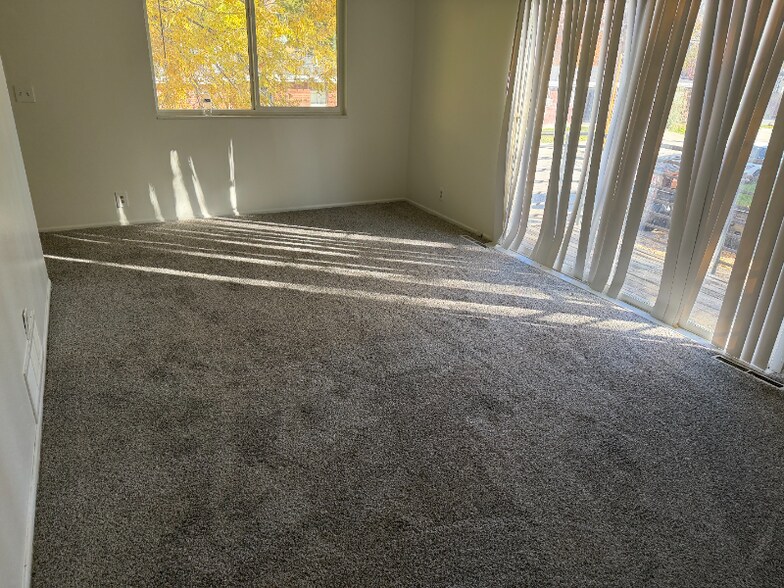 Building Photo - 831 E Stratford Ave