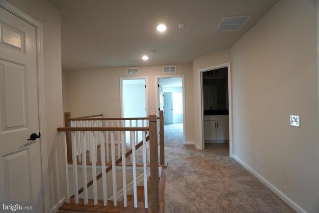 Building Photo - 612 America Dr