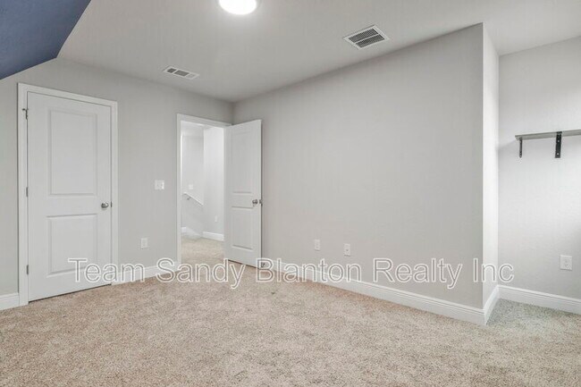 Building Photo - 5402 Parkside Dr