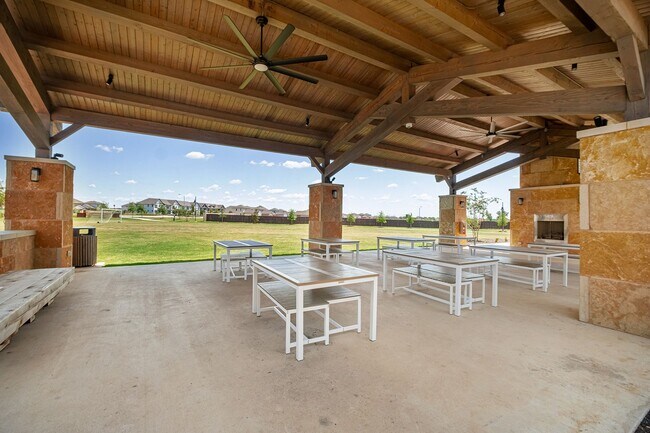 Building Photo - Homey 4 Bedroom, 2 Bath, 1-Story Home in H...