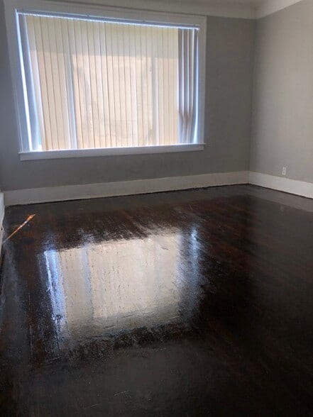 Building Photo - 15395 Linwood St