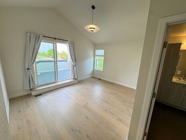 Building Photo - Denver Townhome with Great Views - License #2024-ENTITY-0003918
