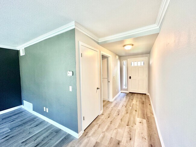 Building Photo - Beautiful, End-Unit, Ground Level, Largest SF 1/1 layout in the Pala Mesa Villas Community with G...