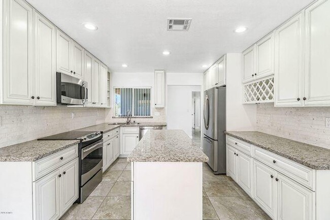 Building Photo - 6518 E Sunnyside Dr