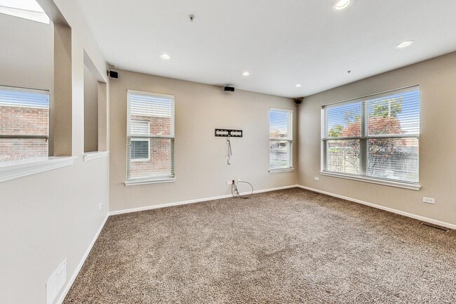 Building Photo - 1686 Buckingham Dr