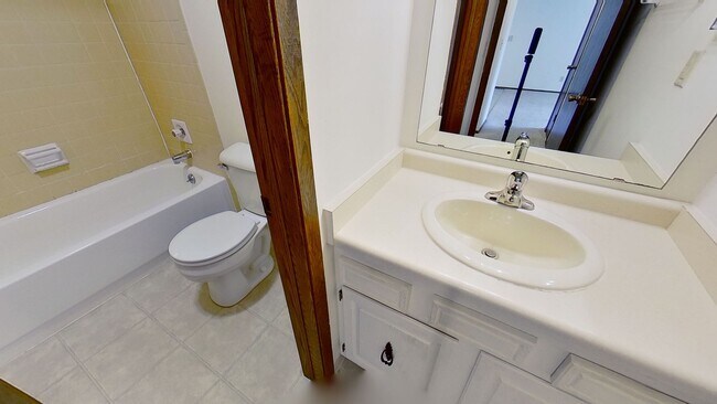 Building Photo - Lower 1 Bedroom 1 Bathroom Apartment Available