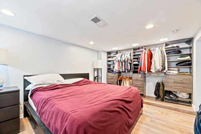 Building Photo - 446 Roedel Plz