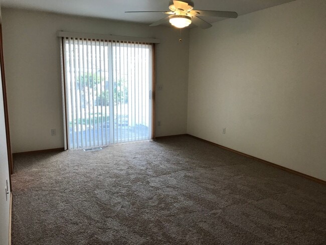 Building Photo - Adorable Well-Cared-For Duplex w/ Garage &...