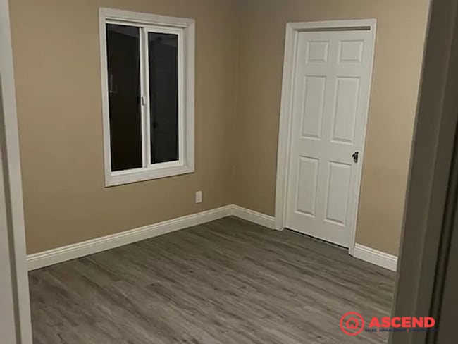 Building Photo - Adorable 4 Bedroom Bungalow!