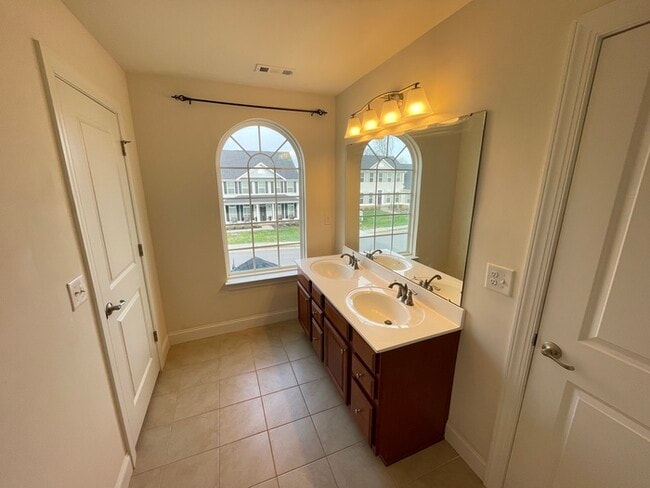 Building Photo - Crutcher Station home off Station Camp Blvd!