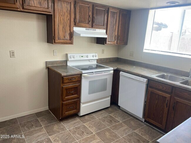 Building Photo - 1327 W Straford Dr