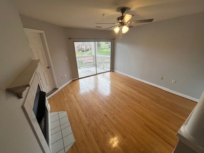 Building Photo - Waterfront - 2 Bed/2 Bath Condo - Pier 33 - Alley Kitchen - Fireplace - Washer/Dryer Included - C...