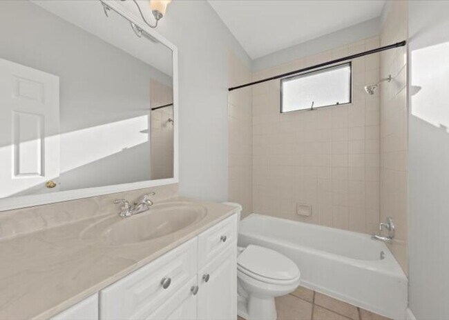 Building Photo - 2 Bedroom, 2.5 Bath Condo in Harleston Village of Downtown Charleston!