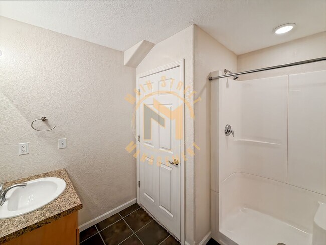 Building Photo - Executive Duplex: 3 Bed 3.5 Bath w/ 2 Stall Heated Garage