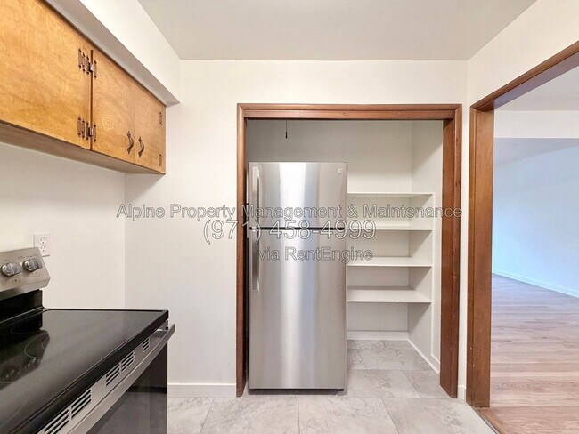 Building Photo - 7030 SW Canyon Crest Dr