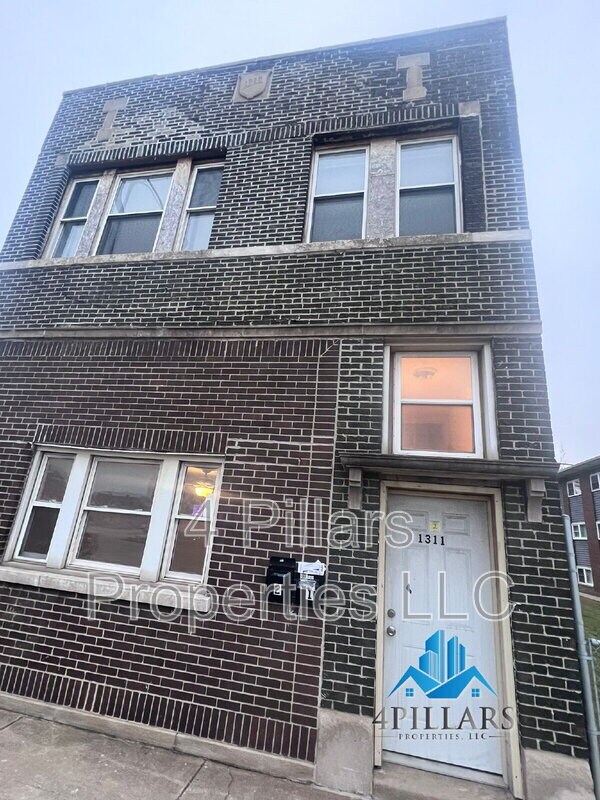 Building Photo - 1311 E Columbus Dr