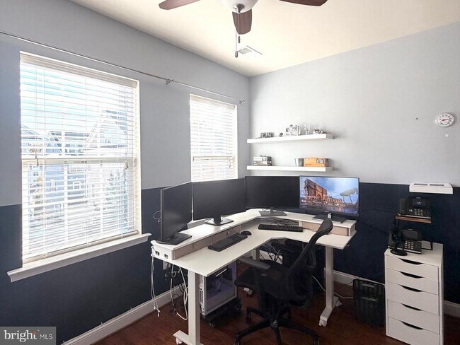 Building Photo - 81 Linden Pl