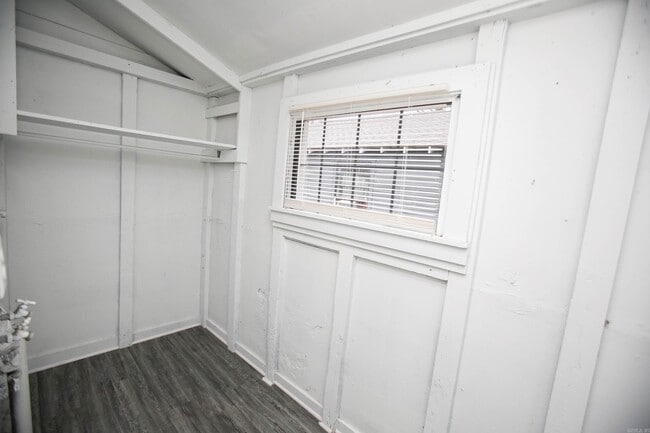 Building Photo - 304 S Clover St