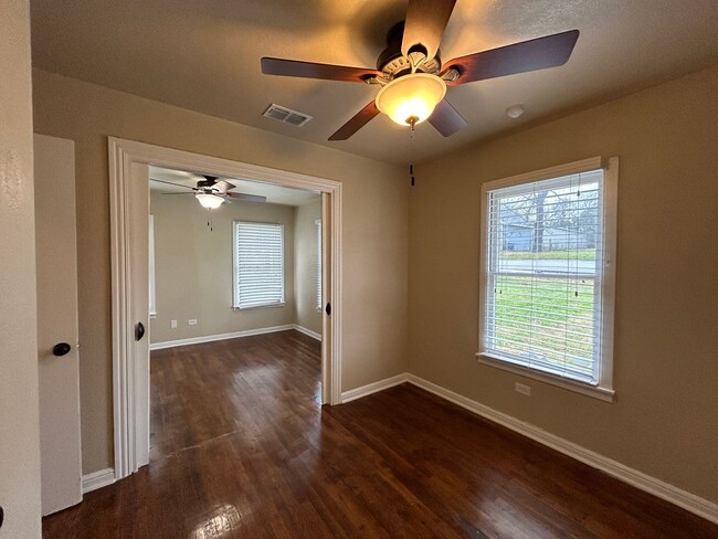 Building Photo - 4/2.5 House With Extra Room Or Office Spac...