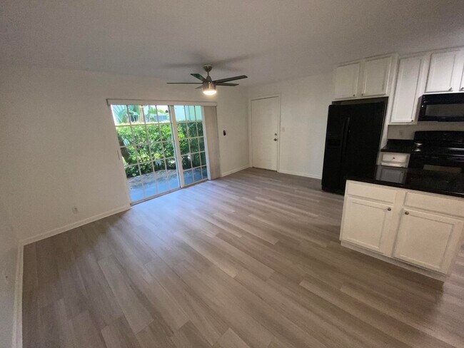 Building Photo - 102 N Lakeside Dr