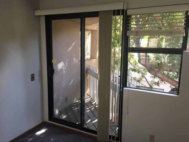 Building Photo - Pacific Beach 2/2.5 Condo - Garage - Priva...