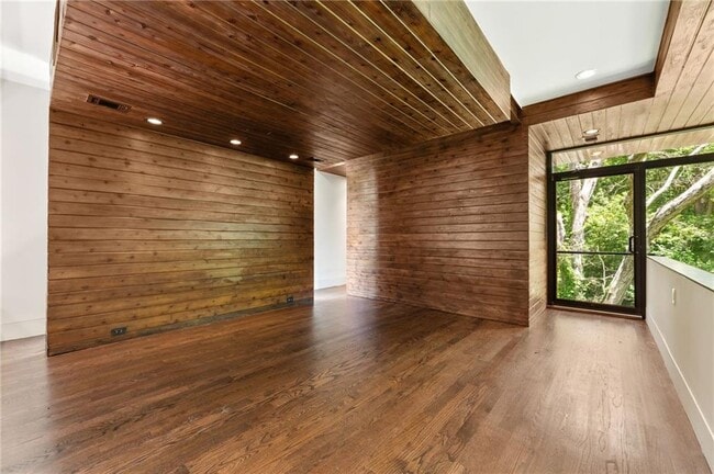 Building Photo - 2105 Fairhaven Cir NE
