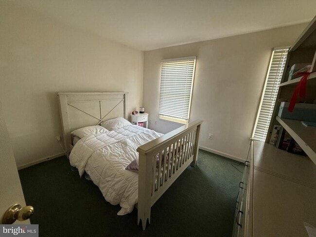 Building Photo - 344 Hart Mews