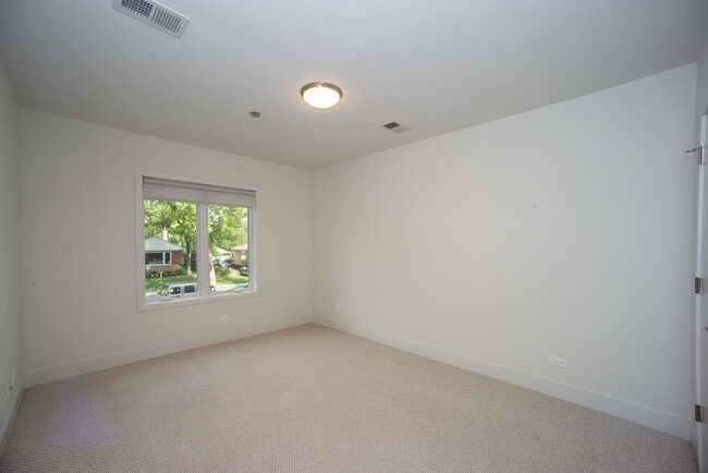 Building Photo - 1212 Vine Ave