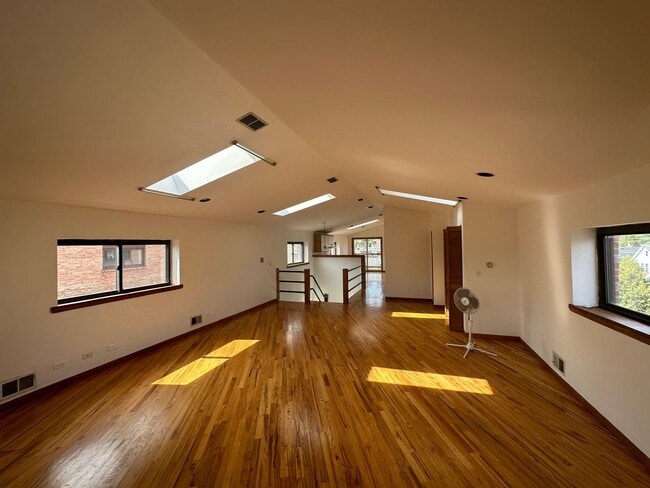 Building Photo - 974 W Cullerton St