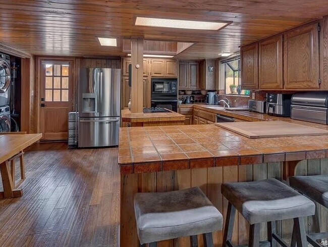 Building Photo - 4 Bedroom Single Family Home in South Lake Tahoe