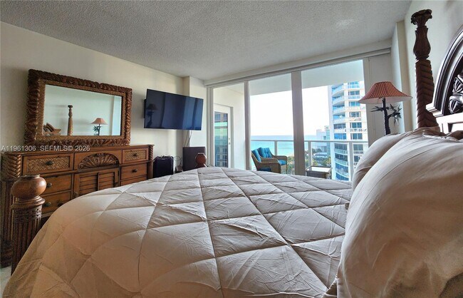 Building Photo - 3505 S Ocean Dr